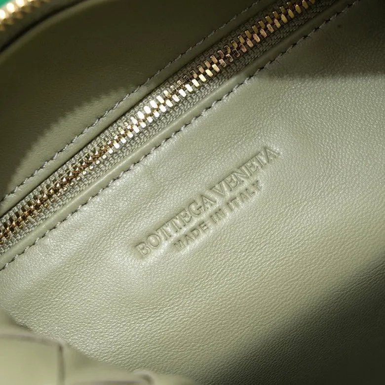 Batch 1460 BV Bottega Veneta 2022 Early Spring New Ladies Medium JODIE Handbag BV Bag 🔥The new method is to round the corners on the original basis and knot the round hobo bag with classic woven leather. The most iconic triangular pull-out design, using sheepskin draped soft shape, is super suitable for concave shapes~ Jodie feels really gentle to people, and is definitely the best item for daily matching. It has the same weave, new elements and twists, and is versatile. It is the new favorite of street style Internet celebrities! Size: 36*21*13 Model: 6697